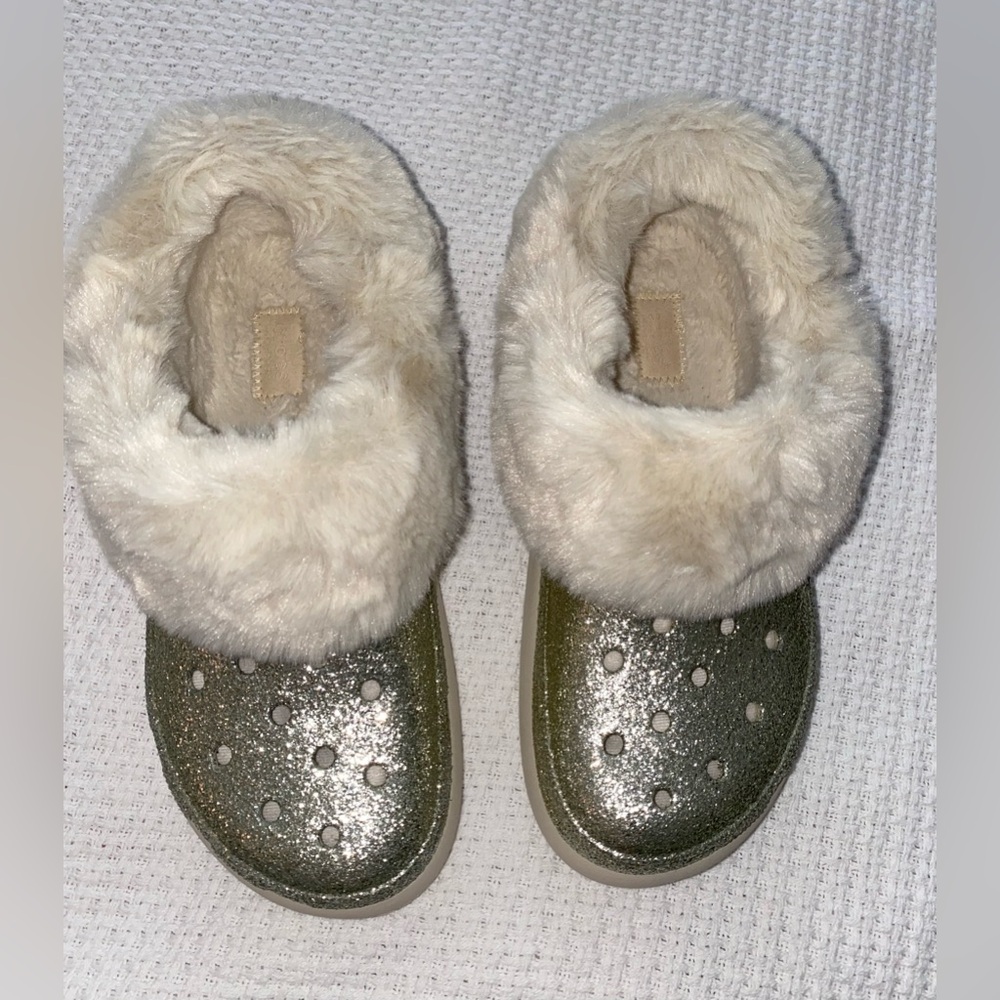 CROCS Furever Crush Glitter Clogs Cozy faux fur champagne gold color NWOT W9/M7